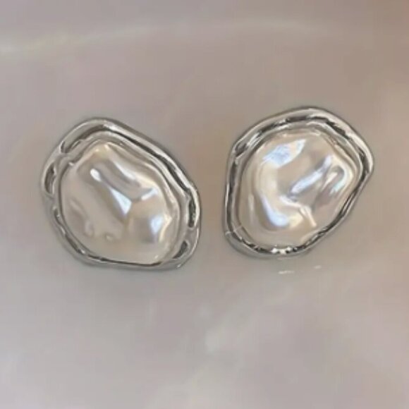 Silver tone and faux Pearl stud earrings NWTs - Picture 1 of 4